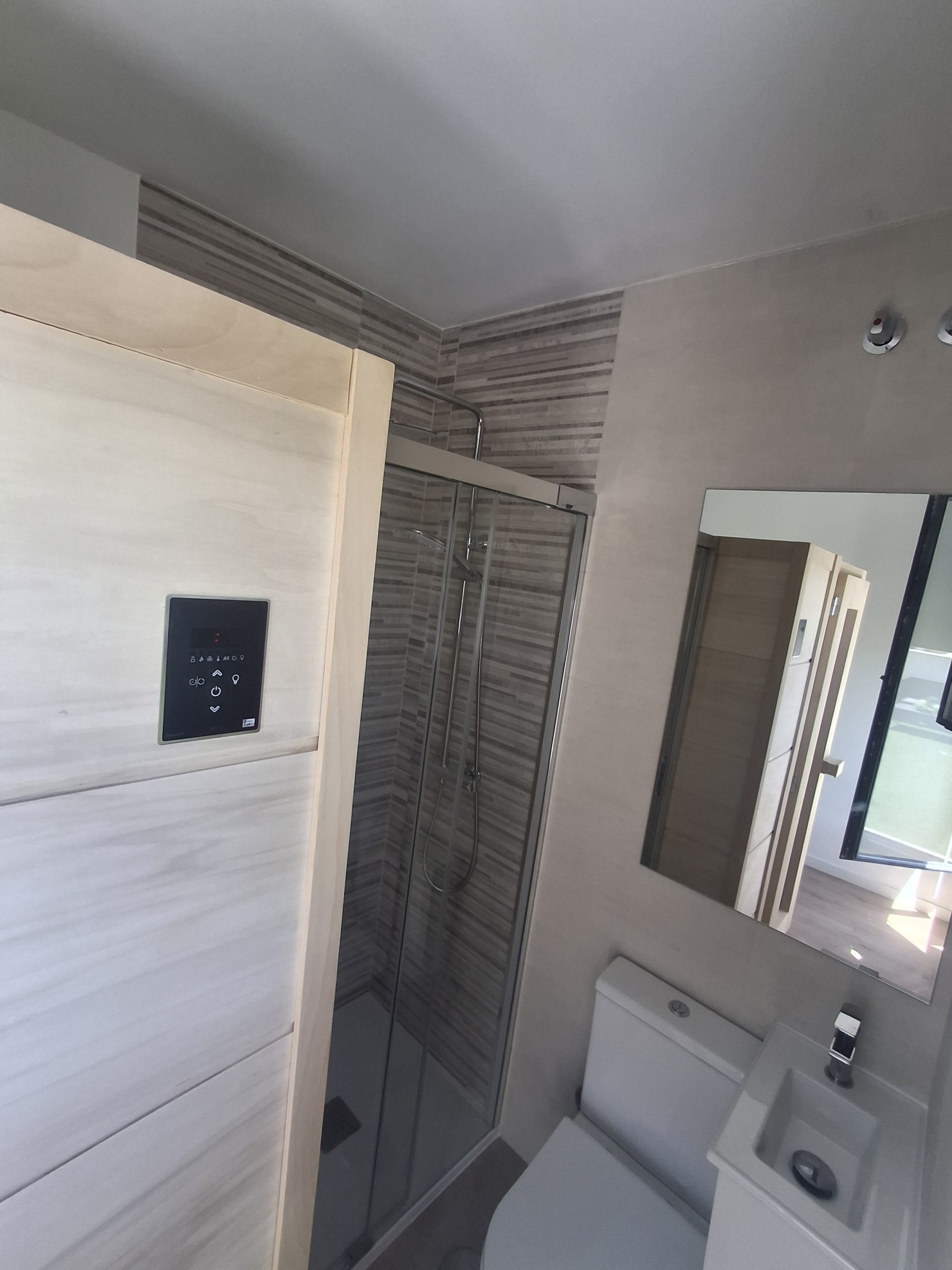Vista general de baño moderno reformado en Loeches