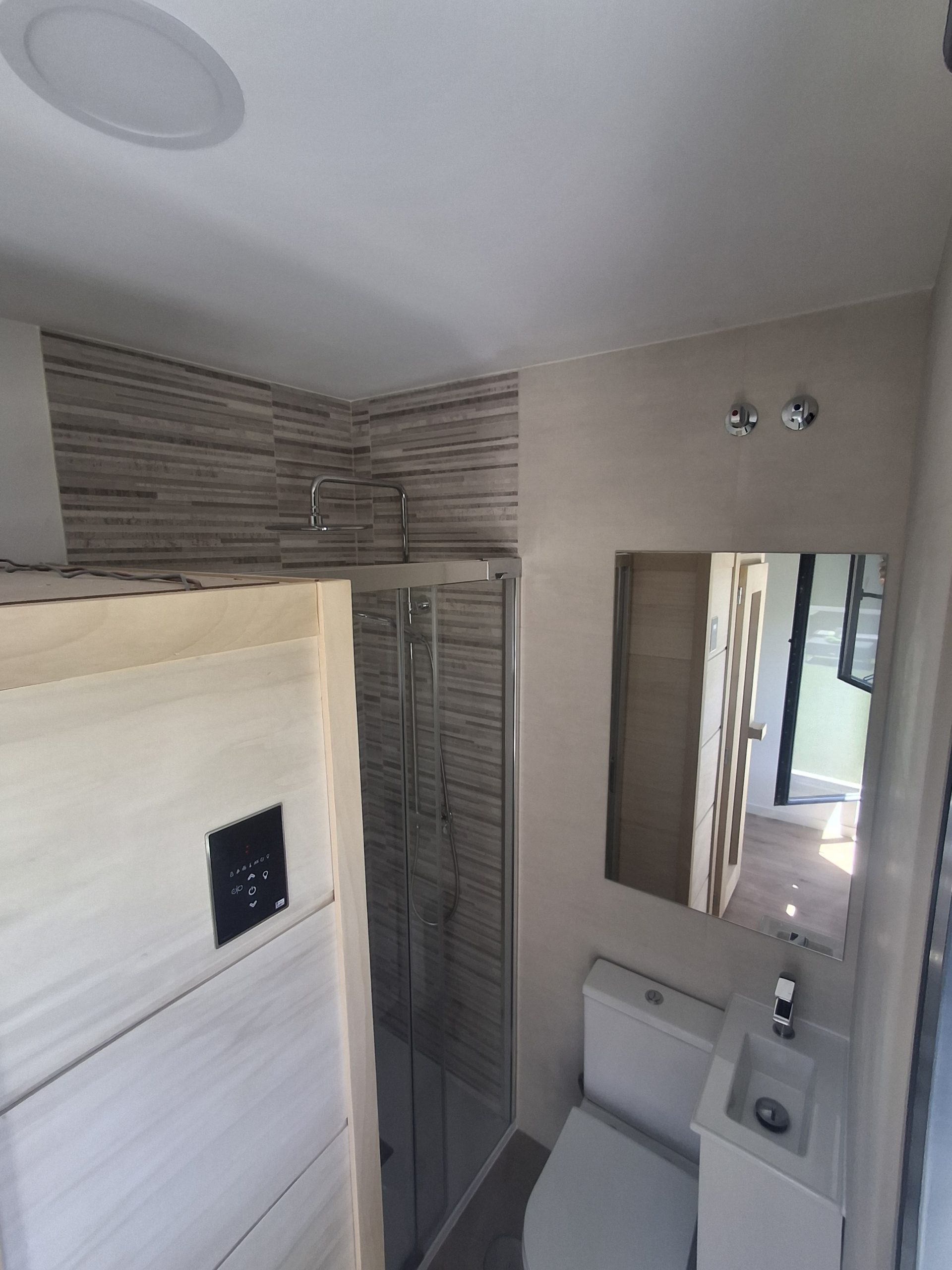 Reforma de baño en Loeches con nuevos azulejos y sanitarios