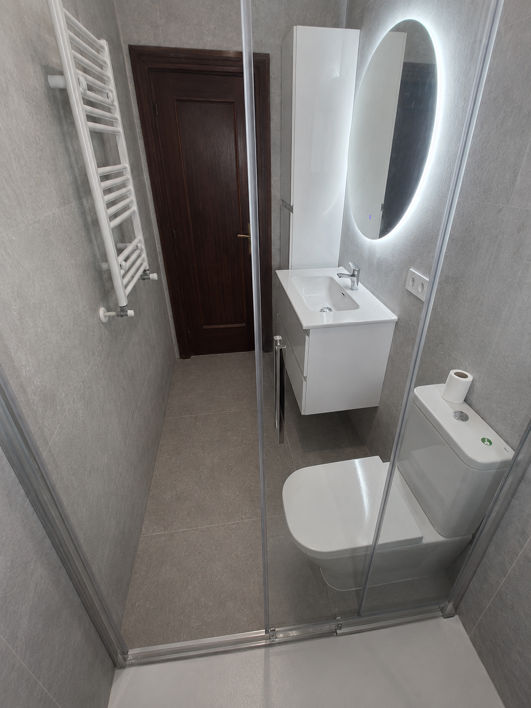 Baño moderno reformado en Carabanchel con plato de ducha