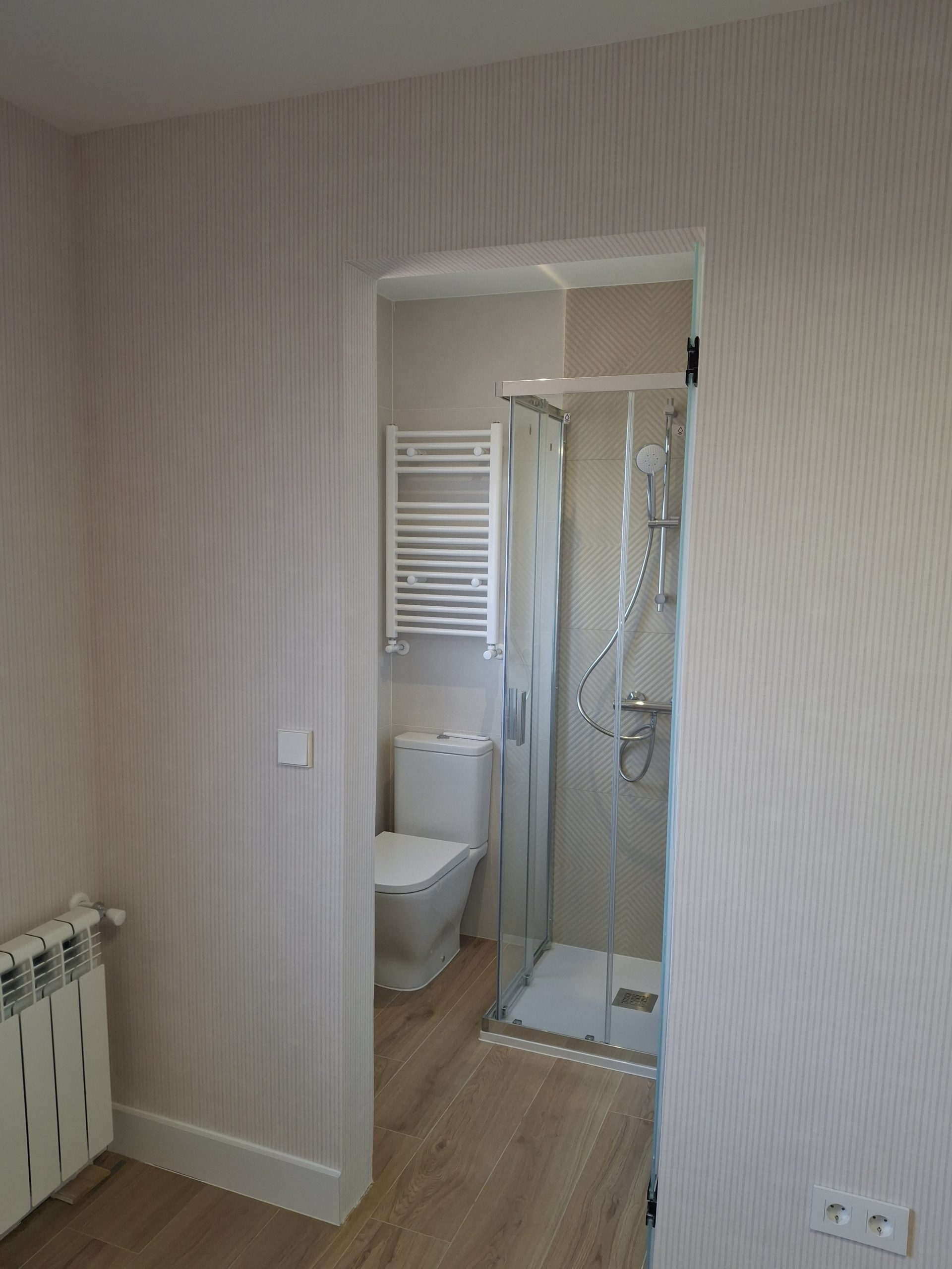 Ducha con revestimiento efecto madera en baño de Majadahonda