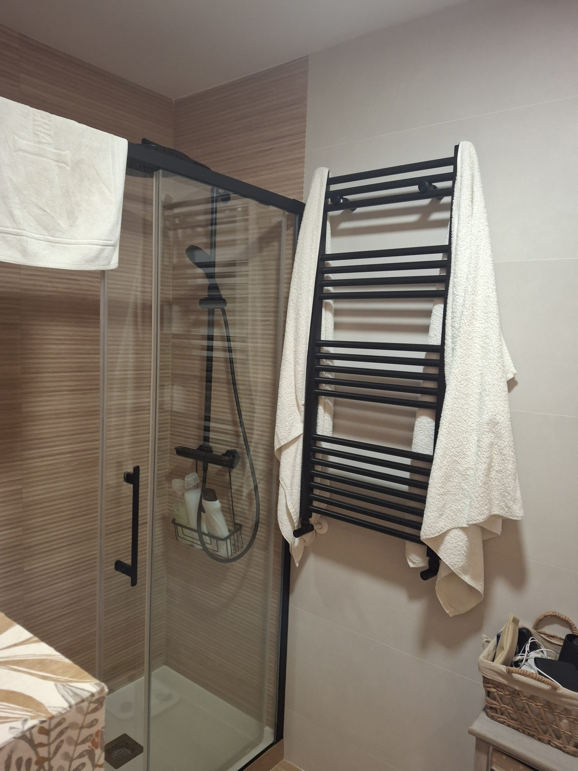 Reforma de baño en Majadahonda con espejo grande y doble lavabo
