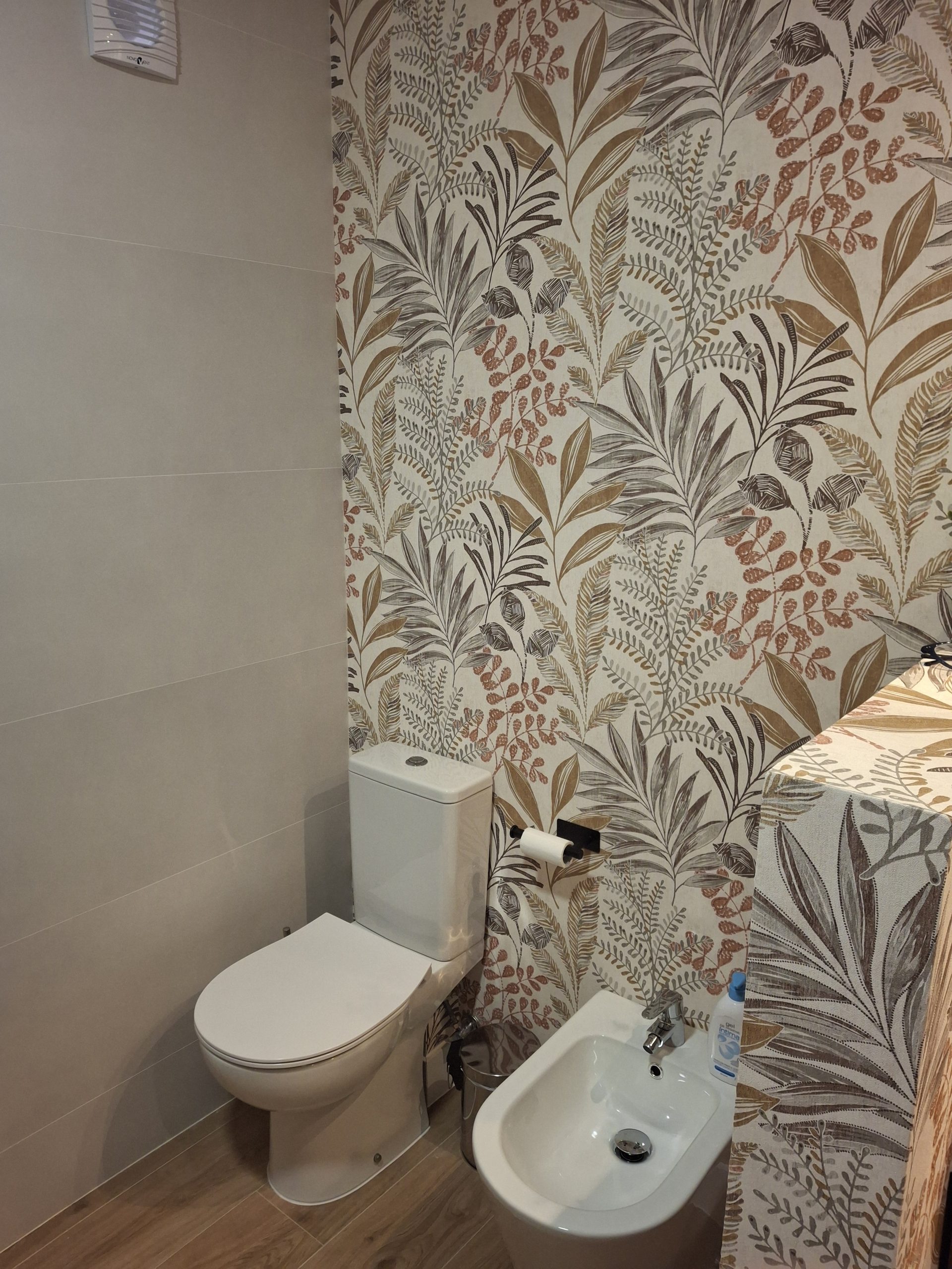 Pared decorativa en baño reformado en chalet de Majadahonda