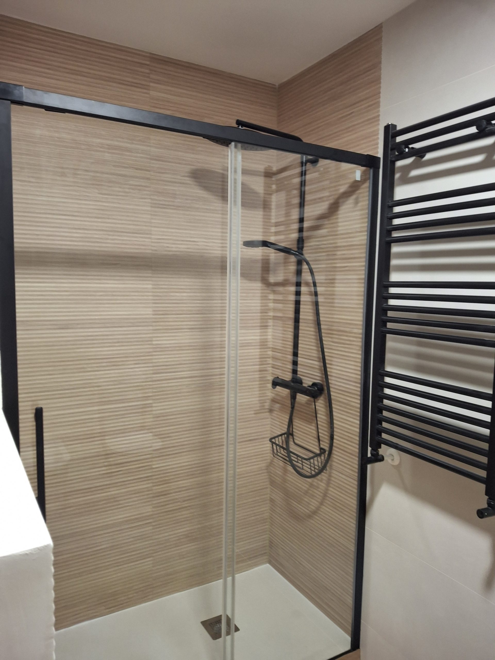 Baño reformado en Majadahonda con ducha inodoro y ventana