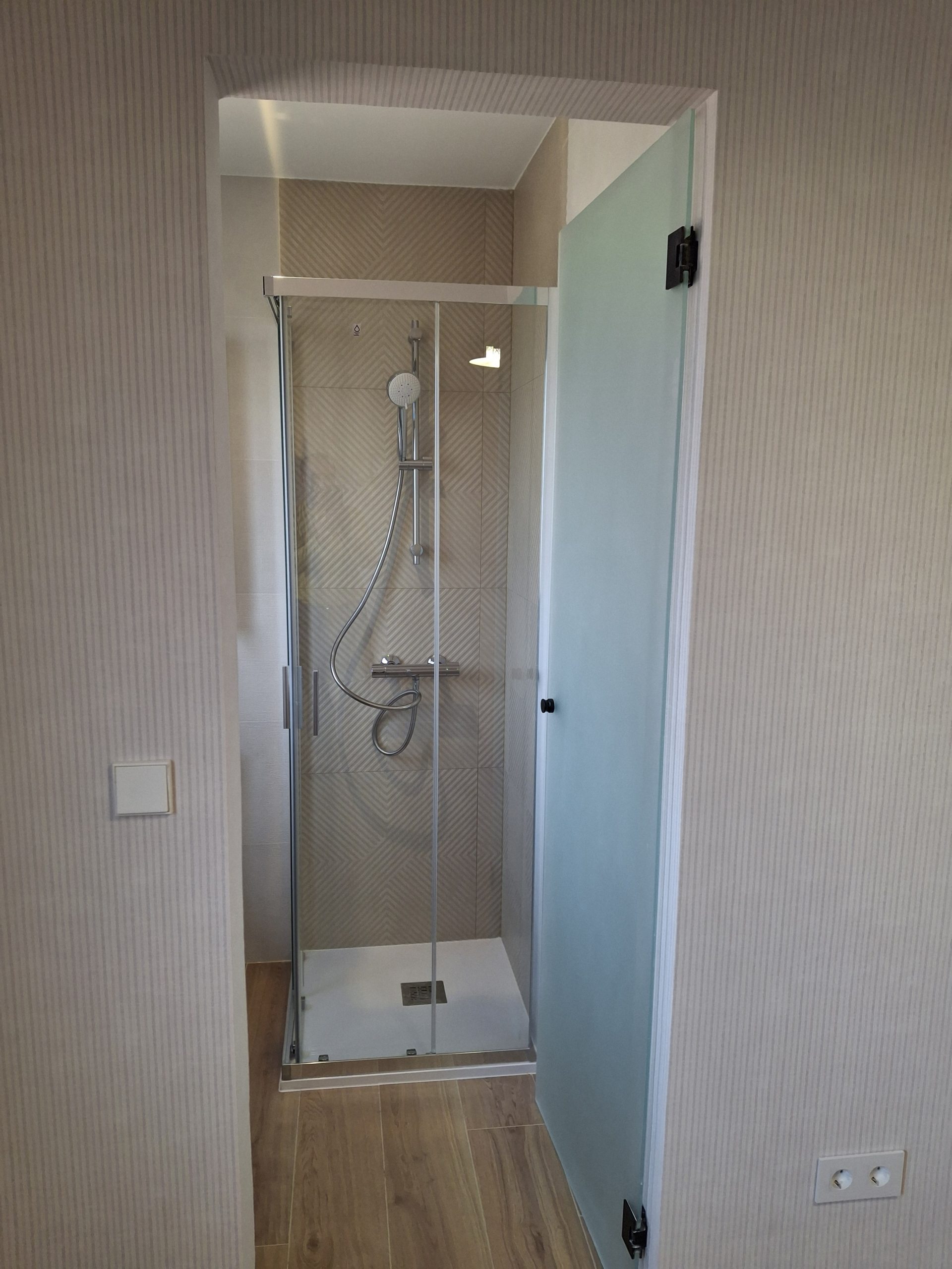 Ducha negra con mampara en reforma de baño en Majadahonda
