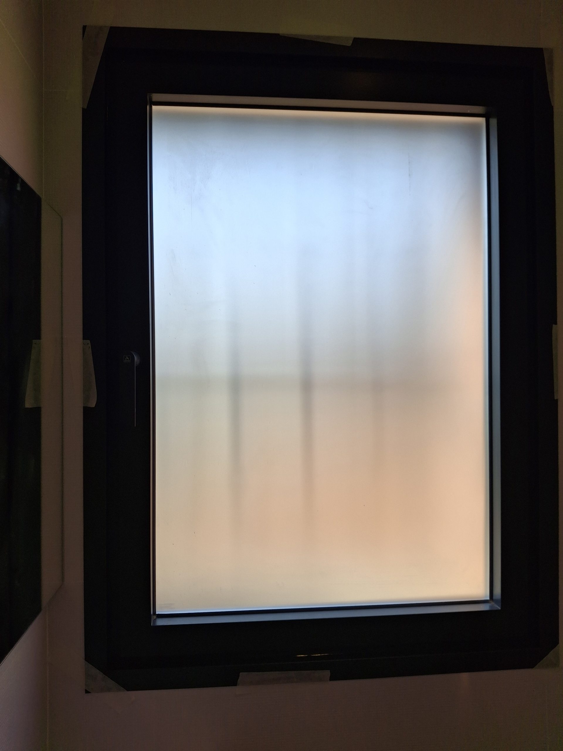 Baño reformado en Majadahonda con papel decorativo y acabados cálidos