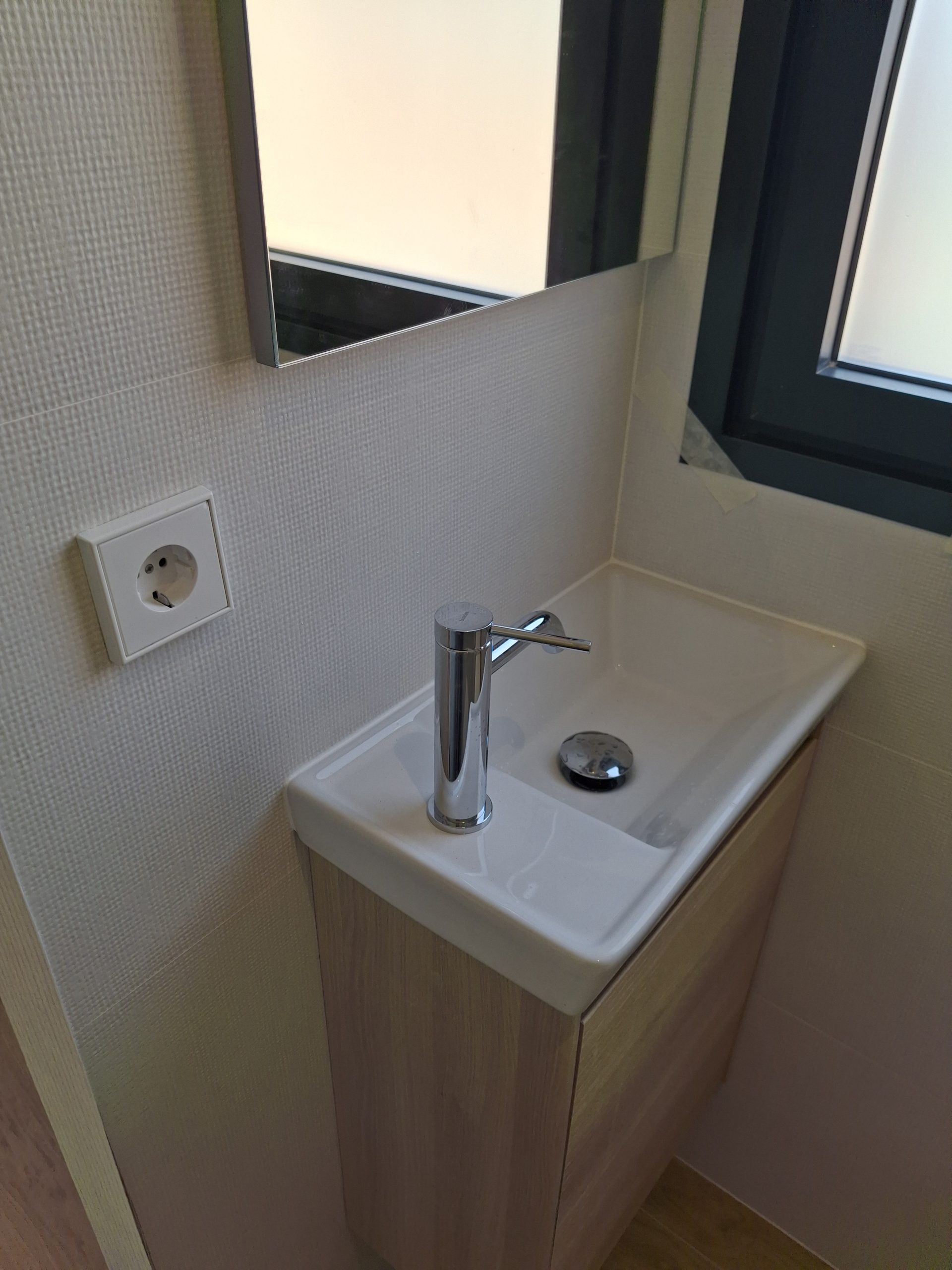 Lavabo compacto en baño reformado en Majadahonda