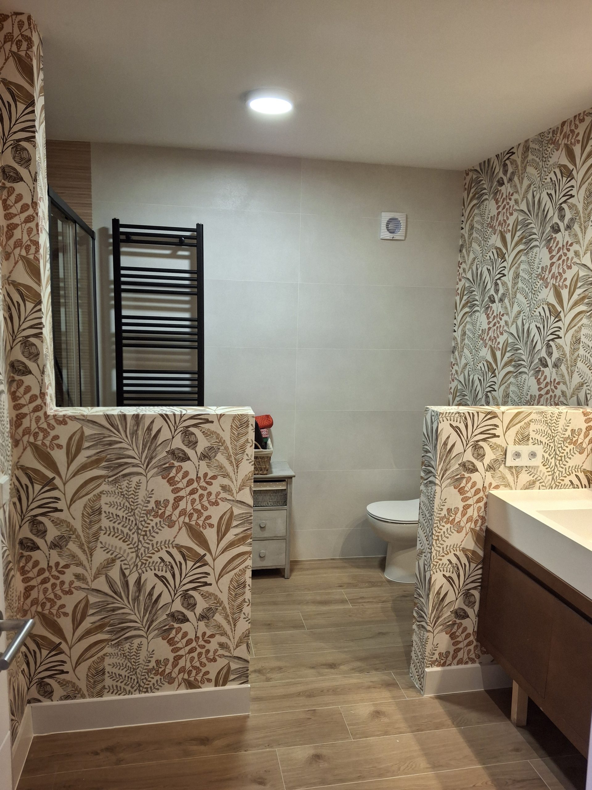 Ventana negra en baño reformado en Majadahonda