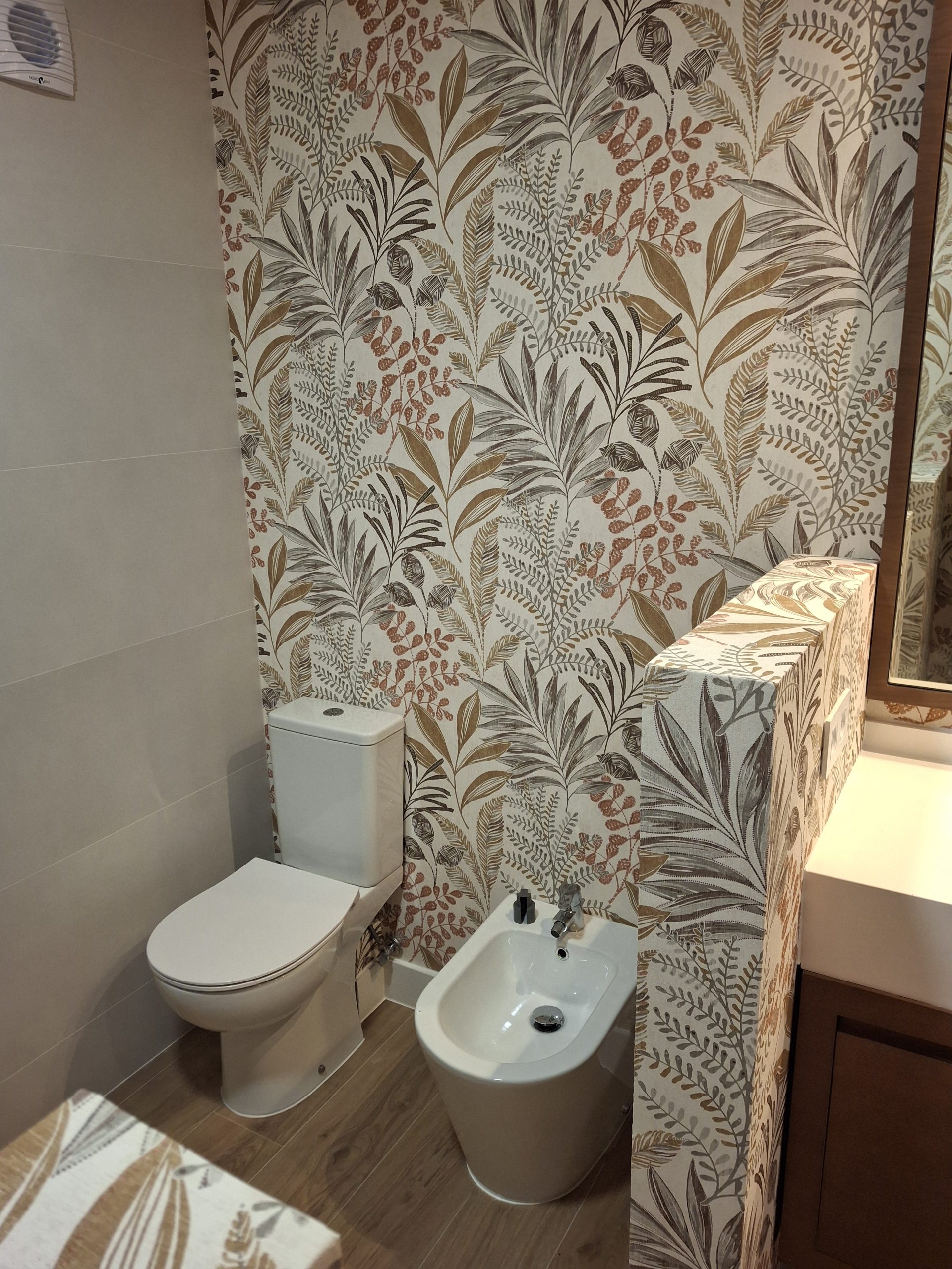 Ducha con mampara de cristal en baño reformado en Majadahonda