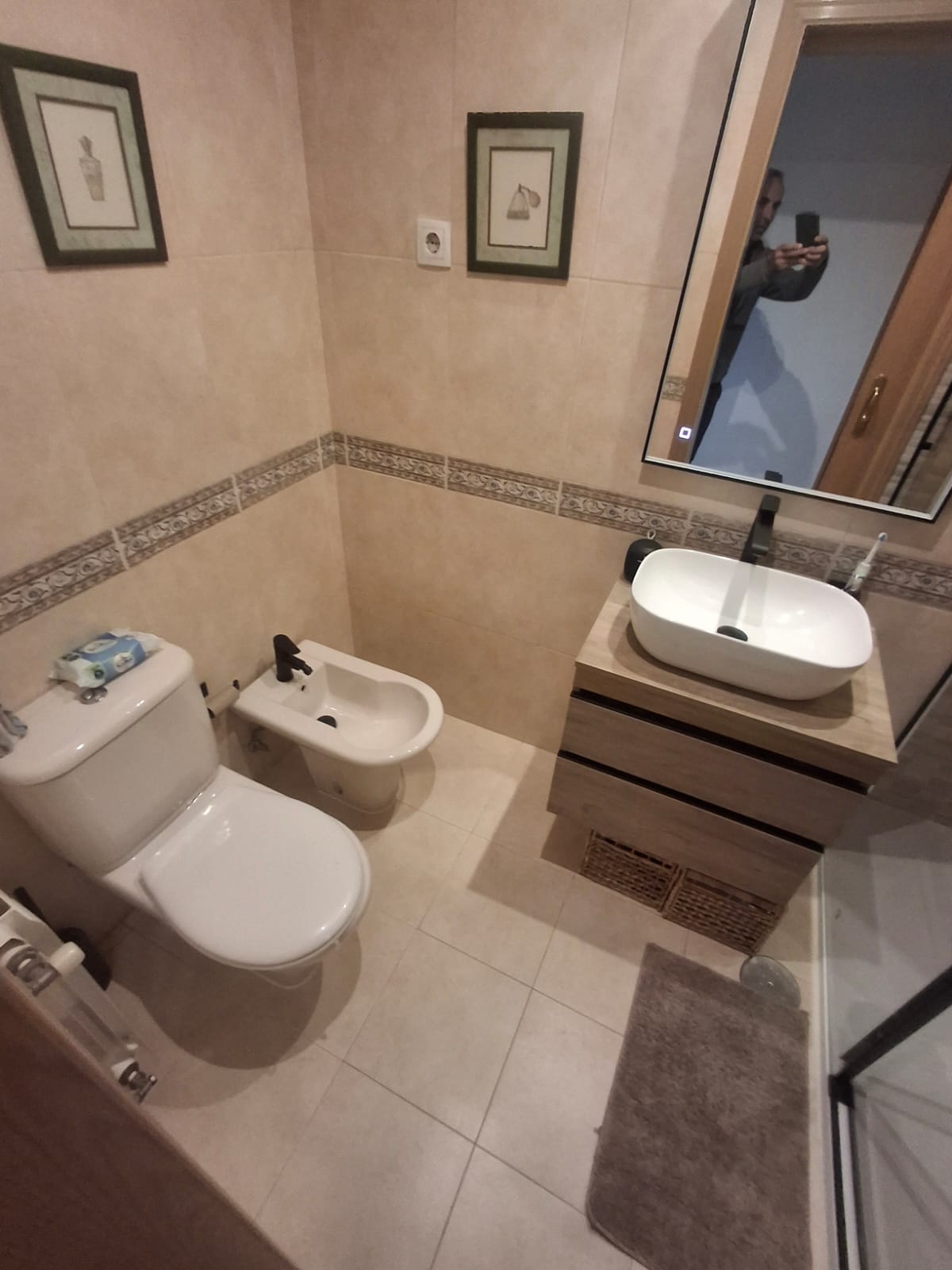 Proceso de reforma de baño antes de la instalación final de la mampara