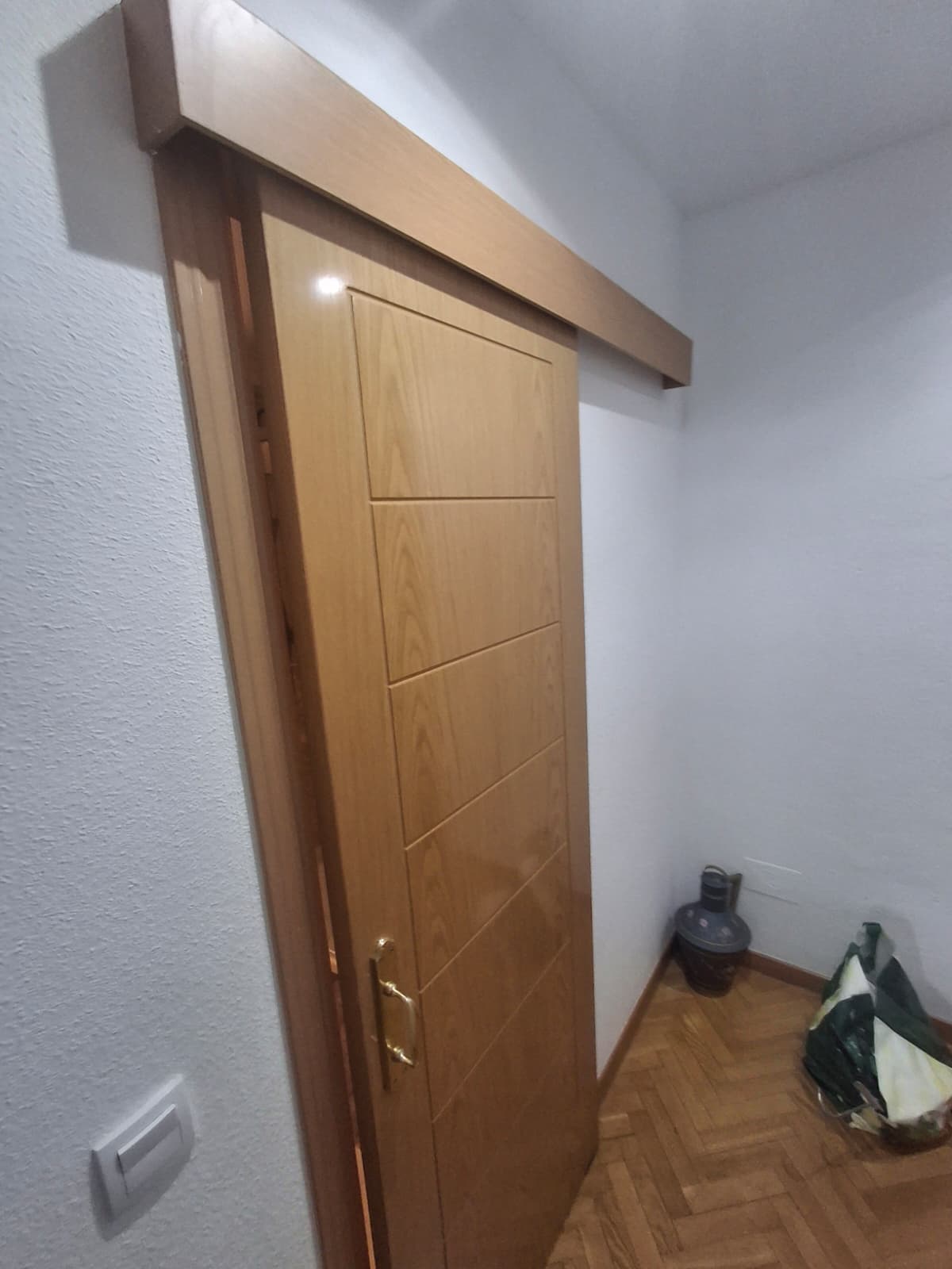 Puerta corredera instalada para optimizar el espacio del baño